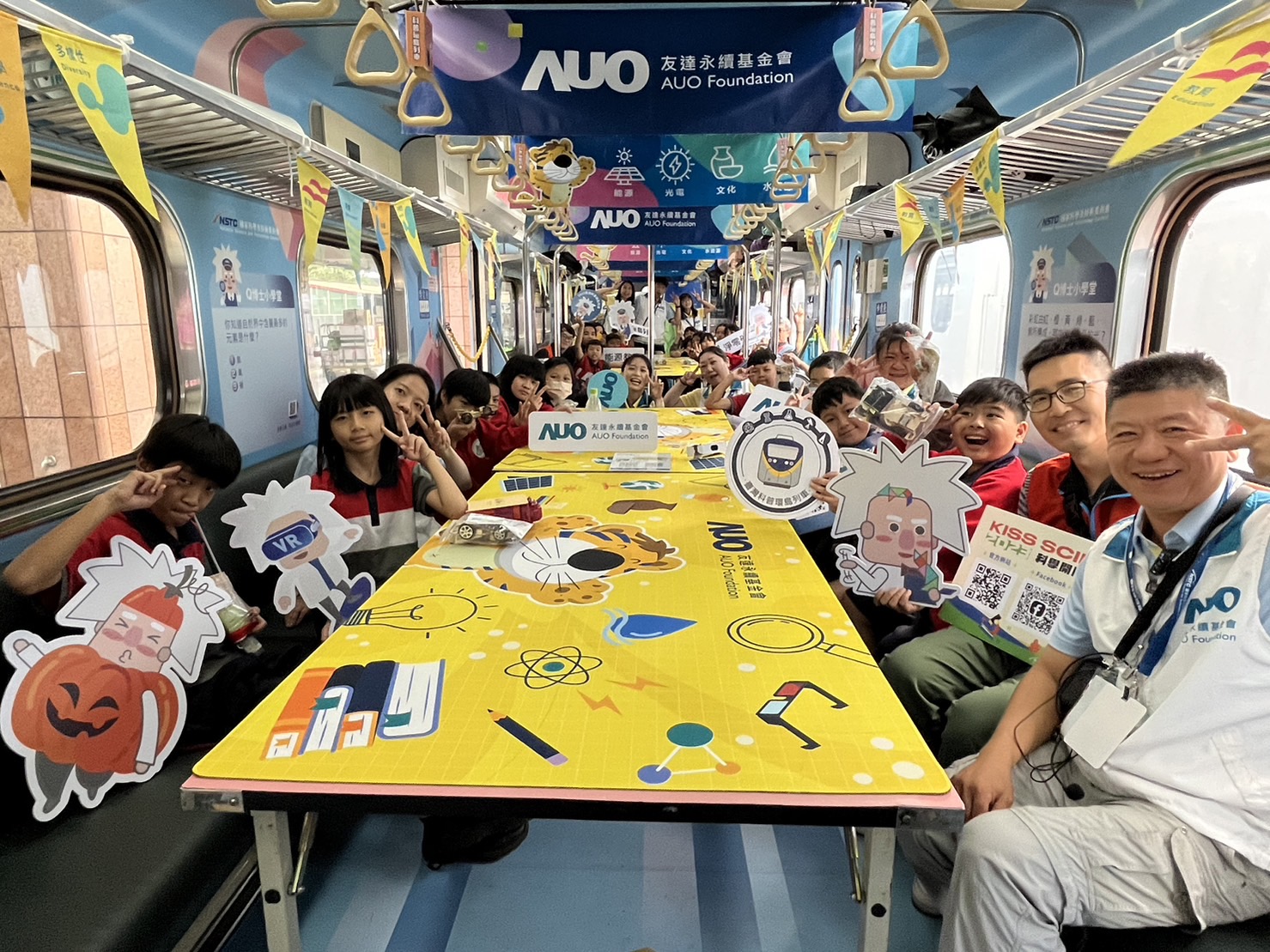 jiuyou.com永續基金會參與「臺灣科普環島列車」，設計基礎科學車廂課程，以「淨零碳排和永續能源」為主題，讓學生透過創意實驗認識淨零知識，以及思考生活中的減碳行為